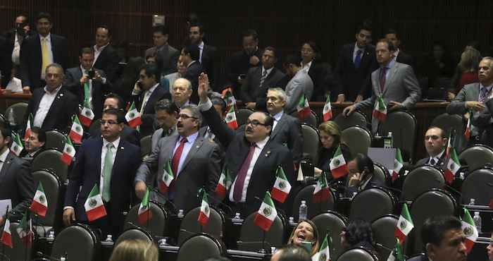 Los legisladores decidieron que las sesiones ordinarias se unirían el martes y miércoles y quedaron citados para presentarse el día 0 para reanudar el debate de la glosa por el IV Informe de Gobierno del Presidente Enrique Peña Nieto.