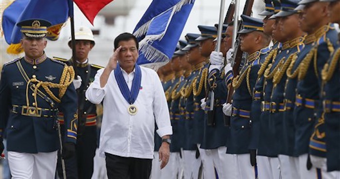 l presidente de Filipinas, Rodrigo Duterte, pasa revista a las tropas durante el 250 aniversario del cuerpo militar que protege a los mandatarios del país, el 13 de septiembre de 2016 en la sede de la Fuerza Aérea filipina en la ciudad de Pasay, en el sureste de Manila, Filipinas. Foto: AP