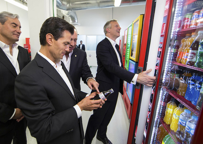 El Presidente es uno más de los ciudadanos de este país que ha contribuido a que los mexicanos seamos los mayores consumidores por persona de productos de Coca Cola y, específicamente, de refrescos de cola en el mundo. Foto: Cuartoscuro