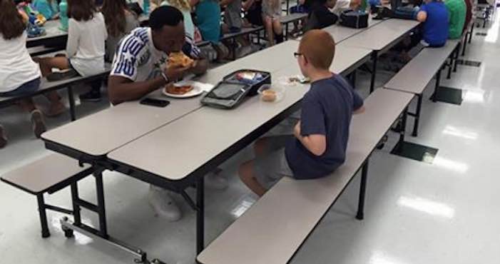 El jugador de la Universidad de Florida, Travis Rudolph, compartió el almuerzo con el niño Bo Parker.
