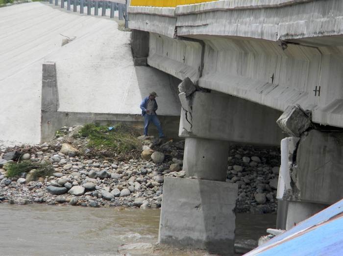 Las lluvias del fin de semana revelaron problemas estructurales en la construcción del puente Rocío Mesino en la comunidad de Mexcaltepec, Atoyac, obra que se levantó luego de que el puente anterior fue destruido por la tormenta Manuel en septiembre de 2013 . Foto: Francisco Magaña, El Sur.