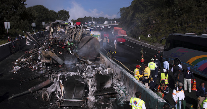 Sólo la colusión podrida entre traileros, legisladores y autoridades puede explicar tamaña irresponsabilidad, que cuesta vidas humanas todos los días. Foto: Cuartoscuro.