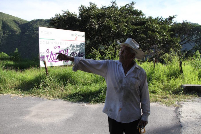 Sidronio Morales señala el camino que tiene que tomar su hijo en busca de señal de internet. Foto: La Opinión