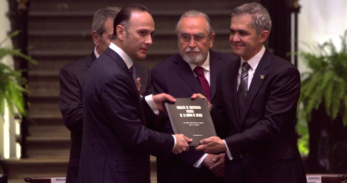 El proyecto de Constitución fue recibido por la comisión instaladora de la Asamblea Constituyente que hoy inicia sus trabajos. Foto: Cuartoscuro