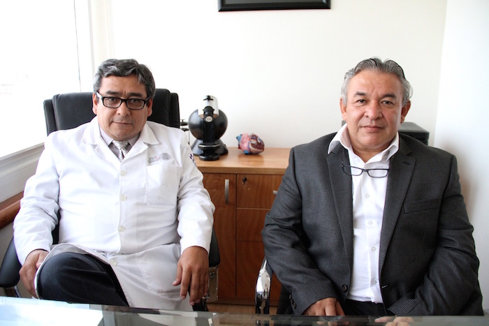 Los hermanos Serafín (izquierda) y Alberto Ramírez, en su consultorio de la Ciudad de México. Foto: LaOpinión