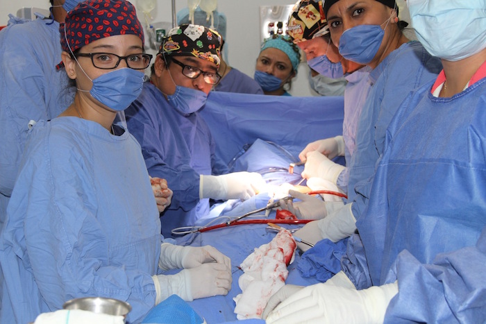 Serafín Ramírez y su equipo de cirujanos en el Hospital General de México. Foto: LaOpinión
