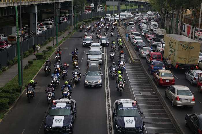 Los restos del cantautor Juan Gabriel arribaron a la Ciudad de México a bordo de un avión de la Fuerza Aérea Mexicana para posteriormente ser trasladado al Palacio de Bellas Artes donde se le rendirá un homenaje Foto: Cuartoscuro.