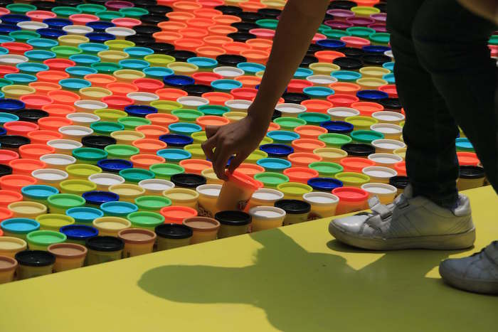 Las latas serán donadas a una fundación de niños necesitados. Foto: Cuartoscuro/Saúl López