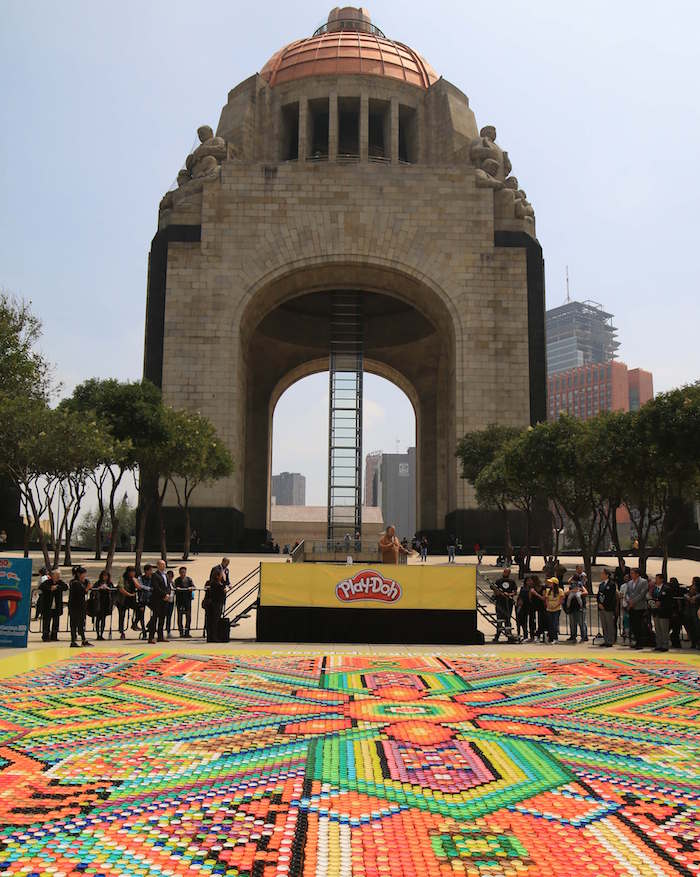 El mosaico se instaló en la explanada de la Plaza de la República. Al fondo el Momumento a la Revolución Foto: Cuartoscuro/Saúl López