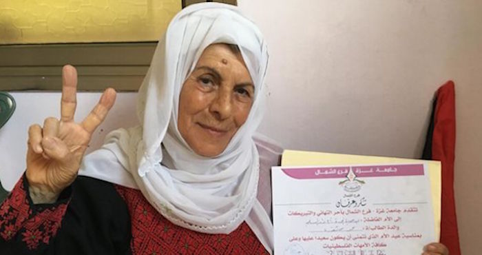 Khadiyya Assalman con una mención honoríficas de un grupo palestino. Foto: Isabel Pérez/ElDiario.es