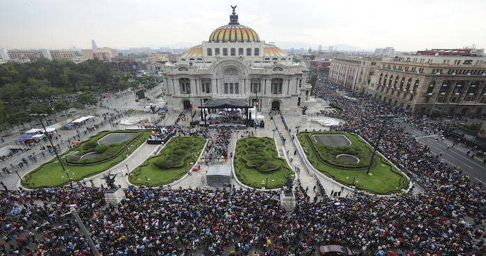Entre lágrimas y aplausos los fans coreaban las canciones del Divo de Juárez. Foto: Armando Monroy/Cuartoscuro