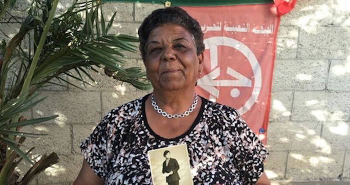 Mariam Abu Daqqa con una foto de ella misma a los 15 años, justo antes de ser encarcelada. Foto: Isabel Pérez/ ElDiario.es