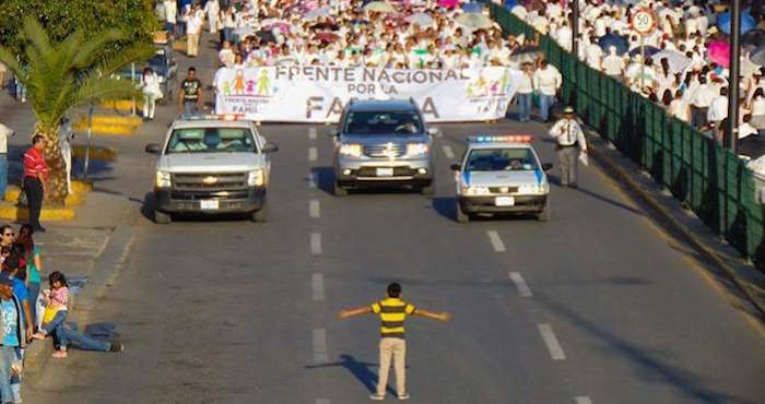 De acuerdo con la versión del fotógrafo el niño que paro la marcha “tiene un tío gay y no le gusta que lo odien”. Foto: ZonaFranca