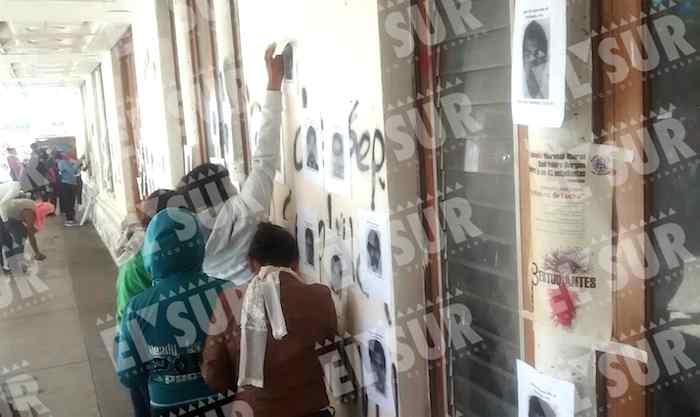 Los estudiantes hiceron pintas y colocaron imágenes de los 43 desaparecidos. Foto: El Sur.