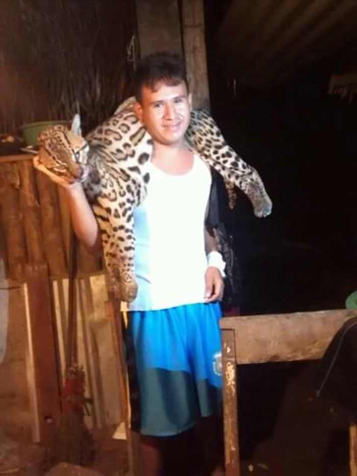 Uno de los hombres que se tomaron las fotos con el cadáver del ocelote. Foto: Especial.
