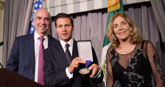 Ciertamente el premio de estadista 2016, parece más un asunto de mercadotecnia política que de reconocimiento a las capacidades de un mandatario para llevar a su país al desarrollo y la oportunidad para todos. El Presidente de México, Enrique Peña Nieto, se ha convertido así, a causa de politiquería y ansia de aplausos (aun en el extranjero) en el estadista de la devaluación. Y, en efecto, lo es. Foto: Presidencia