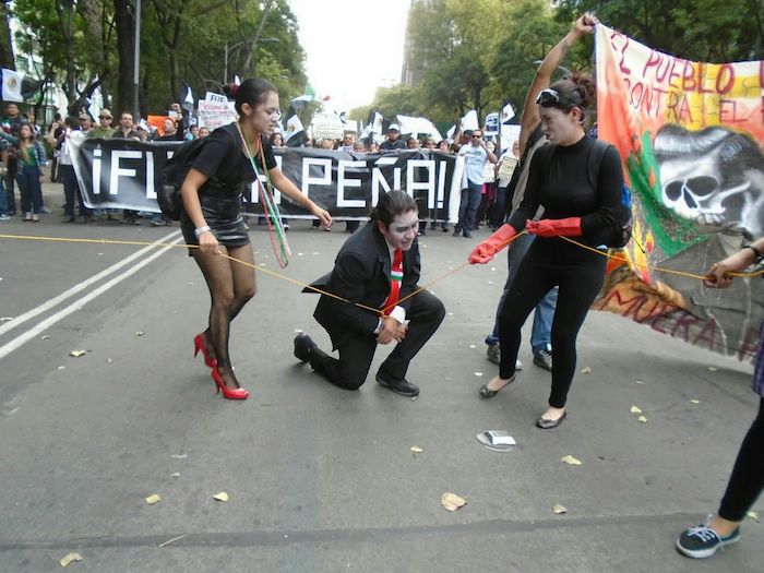 “Peña fuera, Peña fuera”, repitieron los manifestantes a lo largo de su paso por Reforma. Foto: Juan Luis García, SinEmbargo