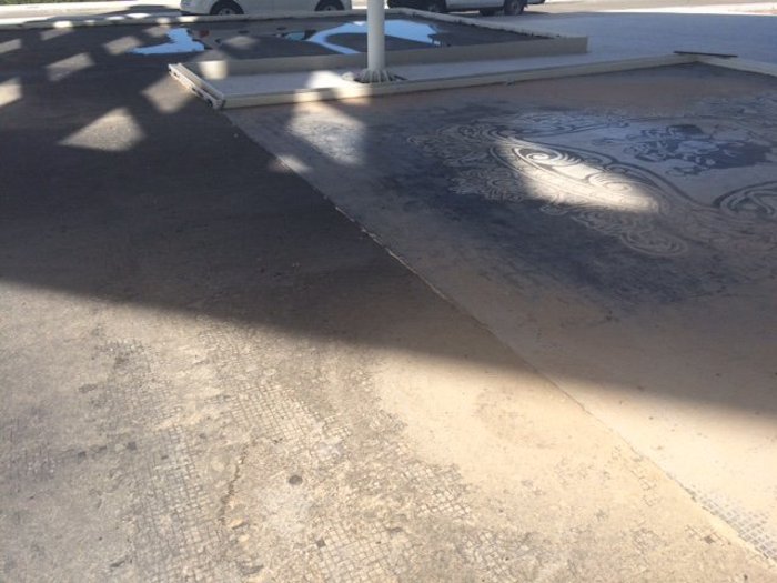 Así quedó el espacio donde estaban grabados los nombres de los 36 diputados de la Legislatura LXII. Foto: Carmen