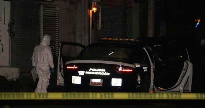 De momento la autoridad no confirma si el civil muerto y el otro lesionado, son las víctimas de la privación de la libertad; sin embargo, versiones señalan que los gatilleros durante el tiroteo obligaron a un chofer de taxi a sacarlos del lugar, mismo al que habrían asesinado. Foto: Provincia.