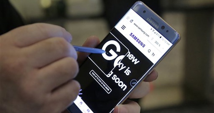 En un comunicado difundido en su página de internet, Samsung solicitó a los usuarios en todo el mundo que le devuelvan "de inmediato" los Galaxy Note 7 y los cambien por otros teléfonos. Foto: AP