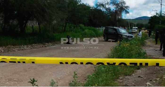 Los hechos se registraron ayer a las 7:40 de la mañana cuando el funcionario y su esposa, quien también es empleada del Ayuntamiento asignada al Departamento de Desarrollo Social, circulaban en su camioneta sobre el camino de terracería de la colonia Bedolla. Foto: Pulso