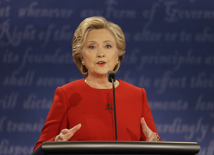 Clinton quiere superar las dudas sobre si es alguien de confianza. Foto: AP.