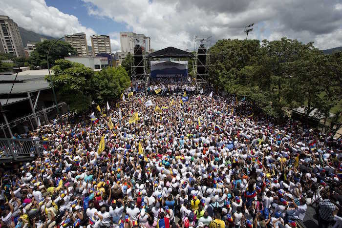 Miles de manifestantes marchan en apoyo al referendo revocatorio del mandato de Nicolás Maduro. Foto: AP