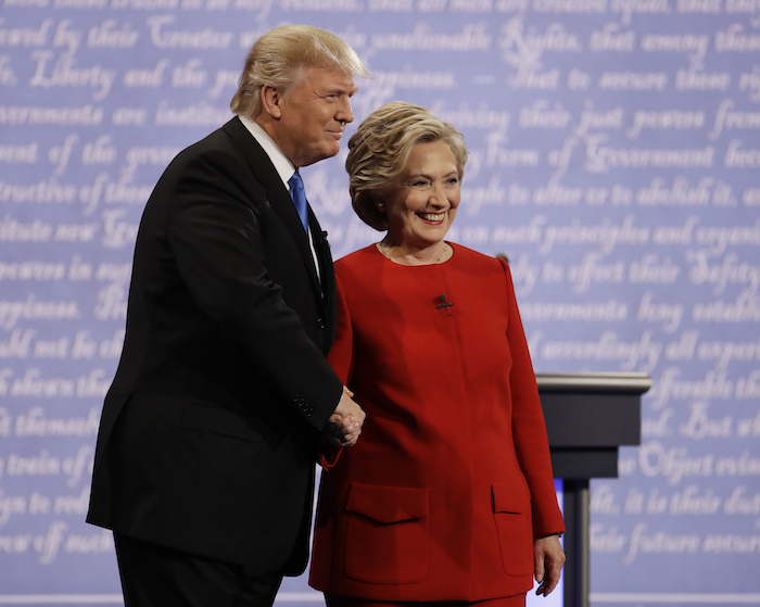 La candidata presidencial demócrata Hillary Clinton estrechó la mano de su rival republicano Donald Trump durante el debate rumbo a la Casa Blanca. Foto: AP.