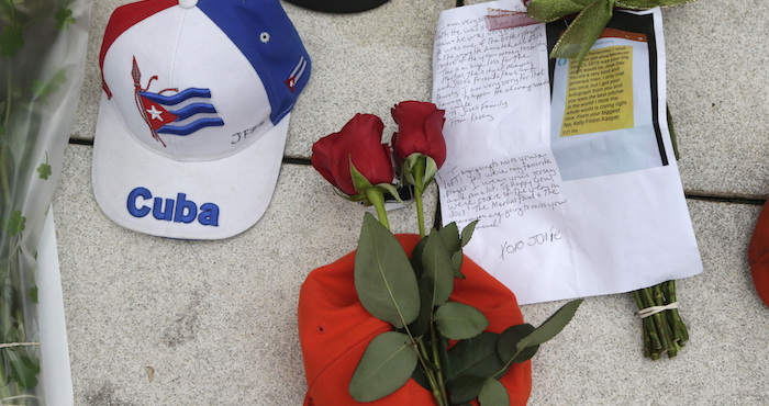 Flores y gorras aparecen en un homenaje al fenecido pitcher cubano de los Marlins de Miami, José Fernández. Foto: AP