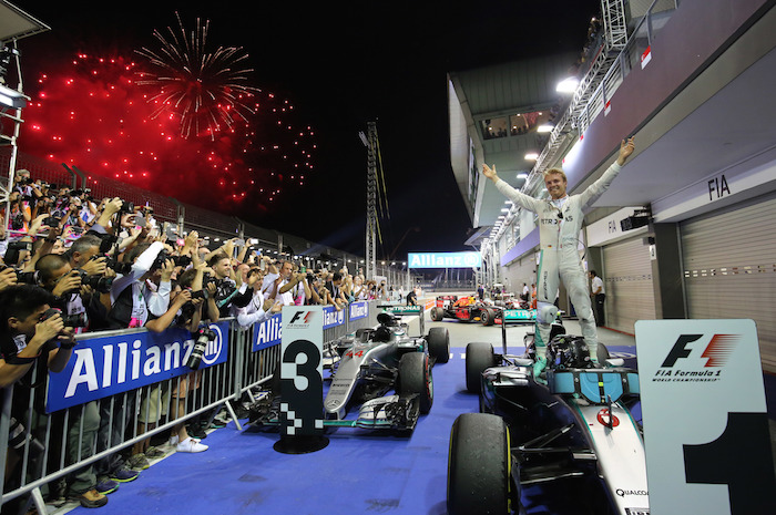 El piloto alemán de Mercedes, Nico Rosberg, festeja tras ganar el Gran Premio de Singapur de la Fórmula Uno en el circuito callejero de Marina Bay en Singapur. Foto: AP