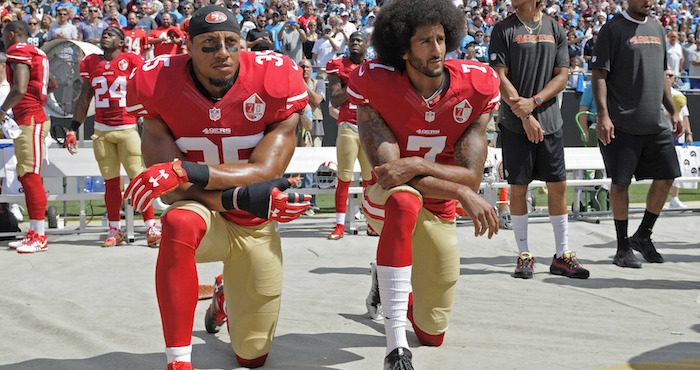 La protesta de Kaepernick durante el himno causó polémica desde el mes pasado. Foto: AP 