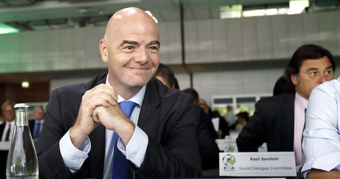 "Estos dos temas estarán sin duda sobre la mesa de discusión" cuando el Consejo de la FIFA se reúna, dijo Infantino. Foto: AP