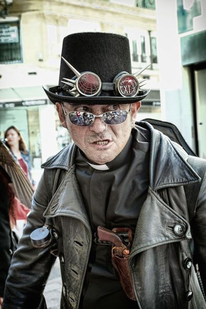 En la comunidad 'steampunk' española tienen mucha importancia el atrezo y el vestuario, como se ve en este participante de la EuroSteamCon de Zaragoza en 2013.