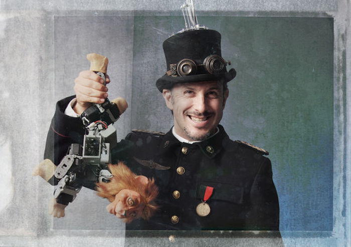 Oriol Aubets y su león Boris.