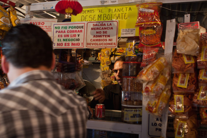 MÉXICO, D.F., 30SEPTIEMBRE2011.- Tiendas de abarrotes sufren bajas ventas debido al incremento de comercios como las supermercados y las cadenas de conveniencia. FOTO: ISAAC ESQUIVEL/CUARTOSCURO.COM
