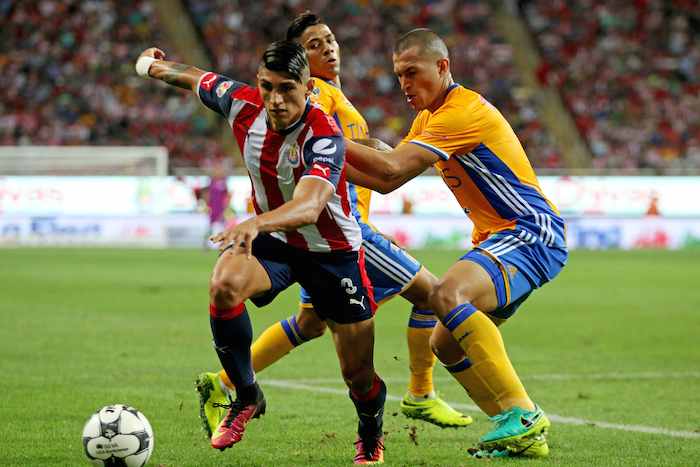 Alan Pulido, jugador de Chivas disputa un balón a Jorge Torres Nilo de Tigres, en partido correspondiente a la Jornada 10 del Torneo Apertura 2016. Foto: Cuartoscuro.