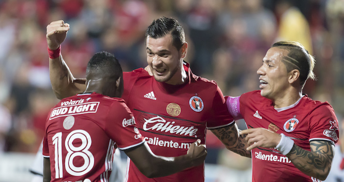 Milton Caraglio festeja el gol con sus compañeros. Foto: Cuartoscuro/Christian Serna