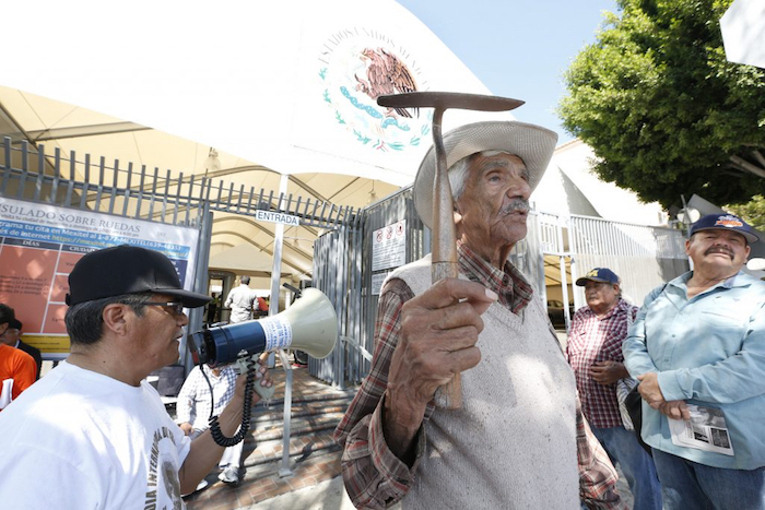 Manuel Becerra dice que el gobierno de México le adeuda más dinero por lo que les quitaban semanalmente cuando era parte del Programa Bracero entre 1954 y 1962. Foto: Aurelia Ventura/La Opinión