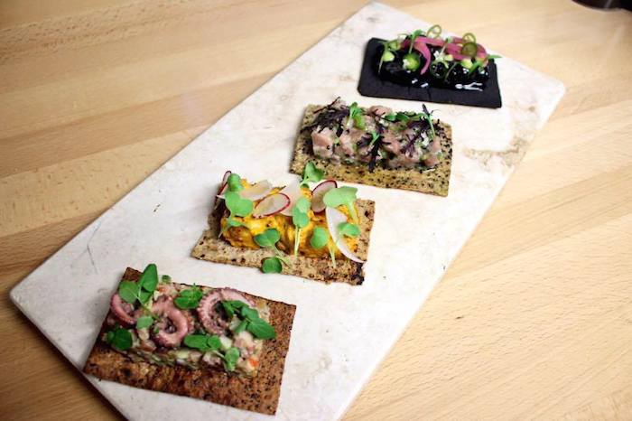 Tostadas de atún, robalo, pulpo y camarón. Foto: Facebook (KuukRestaurant)