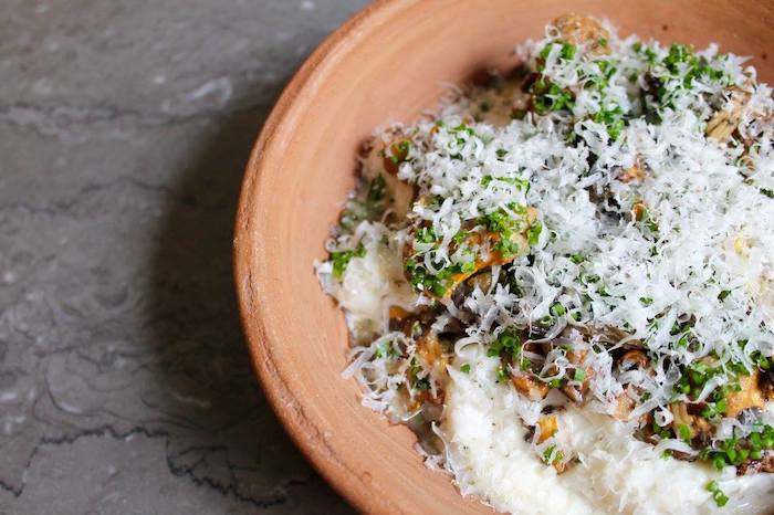 Gnocchis, Hongos Silvestres, Parmesano y Pimienta Negra. Foto: Facebook (HusetRoma)