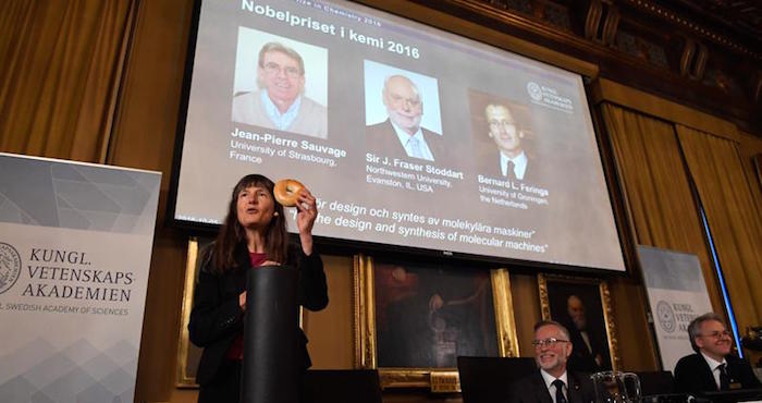 Fotografías del francés Jean-Pierre Savage (izda-dcha, arriba), el británico J. Fraser Stoddart y el holandés Bernard L. Feringa proyectadas sobre una pantalla durante el anuncio por parte de los académicos suecos del Premio Nobel de Química 2016 en la sede de la Real Academia de las Ciencias Sueca en Estocolmo. Foto: EFE