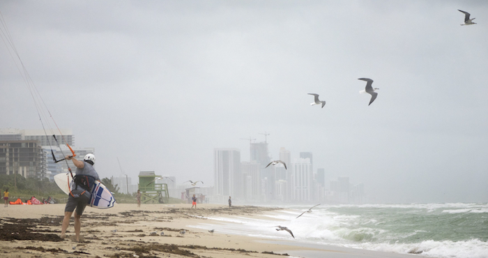 El sureste de Florida amaneció lluvioso y con cielos cubiertos, las primeras señales del huracán Matthew que se dirige desde Bahamas hacia la costa floridana con vientos que pueden llegar hasta las 150 millas por hora (241 km/h), marejada e intensas lluvias. Foto: EFE/Cristobal Herrera