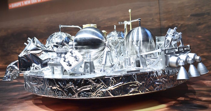 Vista de una maqueta del módulo Schiaparelli en el pabellón de la Agencia Espacial Europea (ESA). Foto: EFE/Uwe Anspach.