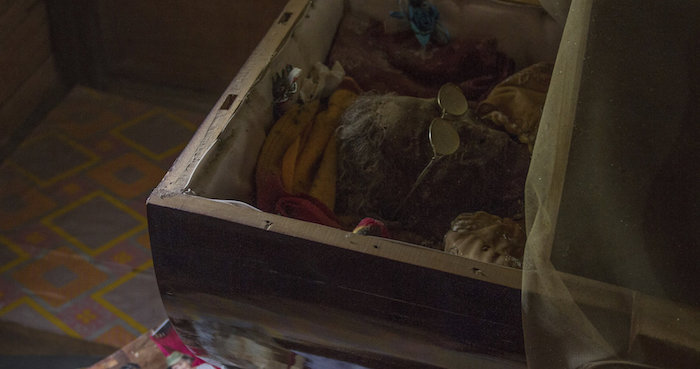 GRA042. RANTEPAO, 24/10/2016.- El cadáver de Lai Lamba Matandung ha permanecido cuatro años en su casa, en los que ha sido embalsamada por la familia, y tratada como si no hubiera fallecido. Forma parte de las tradiciones animistas "Aluk To Dolo", donde "el 90% de la vida gira en torno a la muerte", y los funerales se prolongan durante dos semanas, en las que se incluyen peleas de búfalos, procesiones funerarias y sacrificios de búfalos y cerdos, que determinarán el estatus de la familia. EFE/Ricardo Pérez-Solero