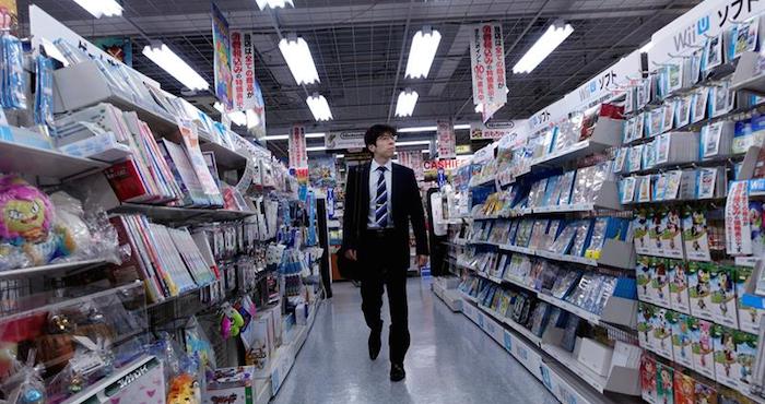 Un hombre observa videojuegos de Nintendo en una tienda en Tokio. Foto: EFE/Archivo