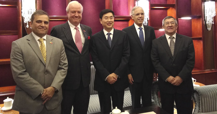 Óscar Rueda; Chile, Jorge Heine, México; Julián Ventura y Peru, Juan Carlos Capuñay , junto con el vicealcalde de la ciudad china de Chengdu, Zhu Zhihong. Foto: EFE