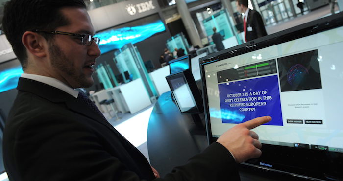 Un hombre interact˙a con una supercomputadora IBM llamada "Watson". Foto: EFE