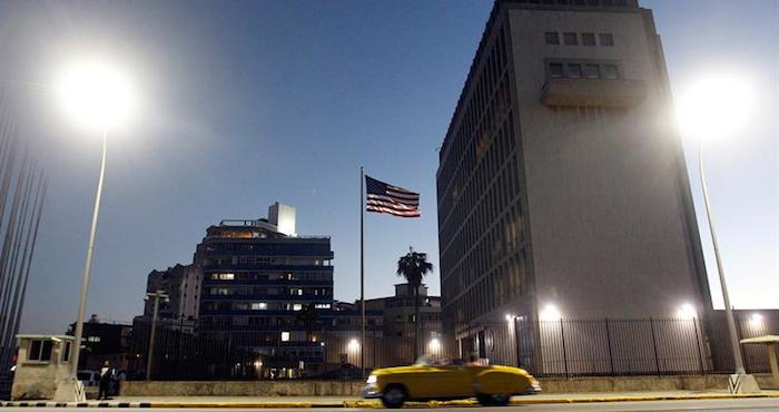 vista del exterior de la Embajada de Estados Unidos en La Habana, Cuba. Foto: EFE