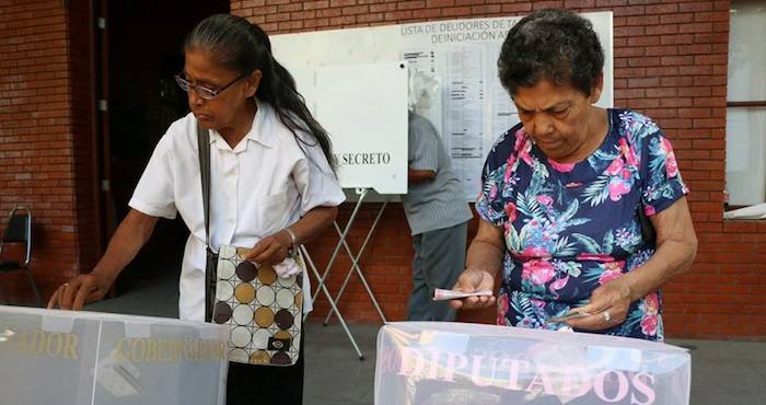 Pasivamente, los electores miserables ejercen una presión creciente sobre los candidatos para que estos consigan cada vez más dinero para comprarles su voto. Foto: Cuartoscuro