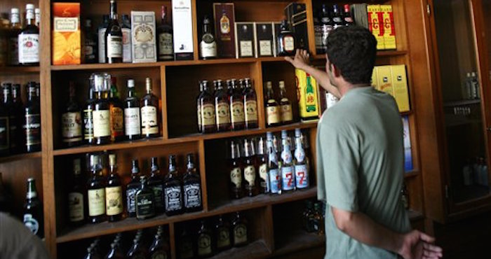 La normativa establece que el infractor deberá pagar una multa no menor a 10 millones de dinares iraquíes (8.460 dólares) y no superior a 25 millones (21.150 dólares). Foto: AP